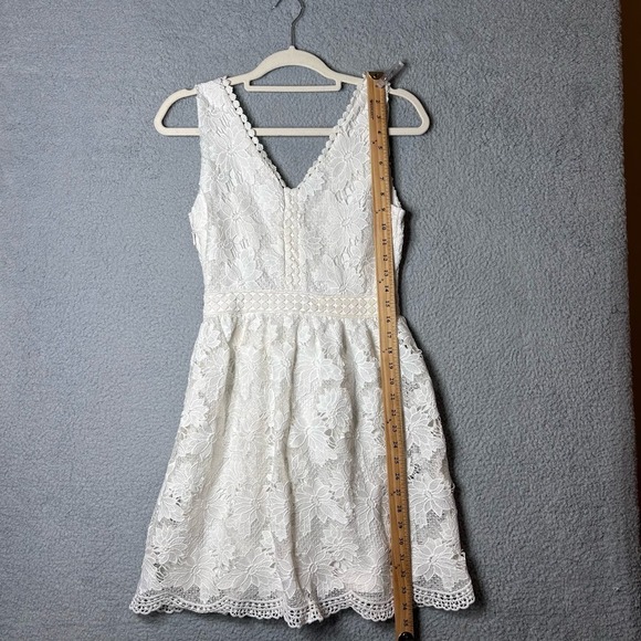Soieblu Dress Womens Small Cream Deep V Neck Lace Overlay Sleeveless Dress NEW‎ - Picture 8 of 10